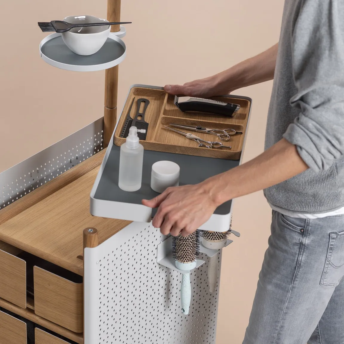 Hairdresser using the modular salon trolley
